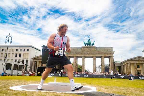 Silas Ristl (LAC Essingen) beim Kugelstossen waehrend der deutschen Leichtathletik-Meisterschaften auf dem Pariser Platz am 24.06.2022 in Berlin